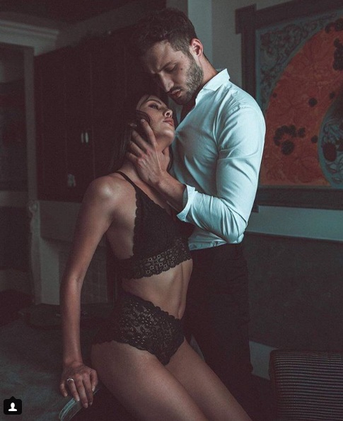 Iubita lui Cătălin Botezatu, surprinsă în tandrețuri cu un tânăr sexy. Poza edificatoare “a scăpat” pe Internet