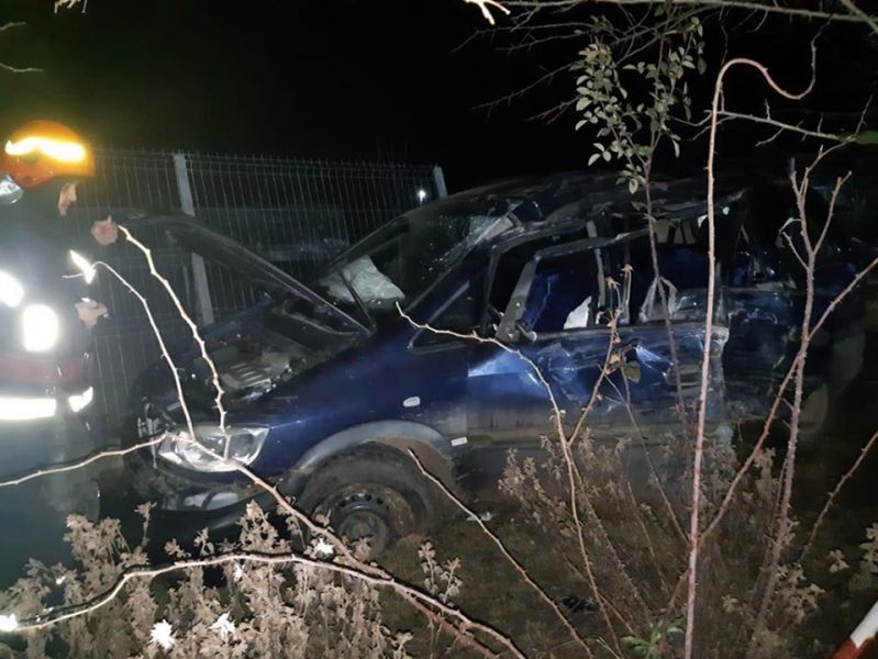 Grav accident în Giurgiu. O femeie a murit, iar un bărbat și 3 copii au fost răniți după ce mașina s-a izbit de un copac