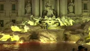 Fontana di Trevi, vandalizată după ce un bărbat a turnat vopsea roşie în apă!