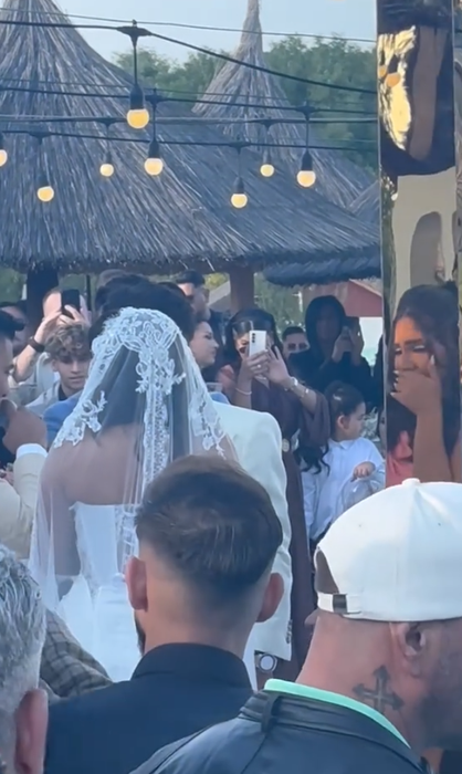 Costel Biju, un tată mândru! A îngenuncheat în fața lui Tony One și i-a cântat la dansul mirilor. Imagini spectaculoase