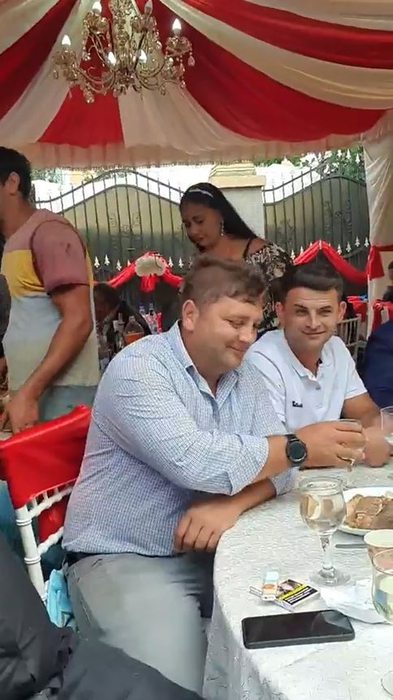 Nicolae Guță și Armin Nicoară, în mijlocul invitaților la o nuntă în Potcoava unde nu s-a ținut cont de nicio măsură împotriva noului coronavirus. S-au dat amenzi de 125.000 de lei