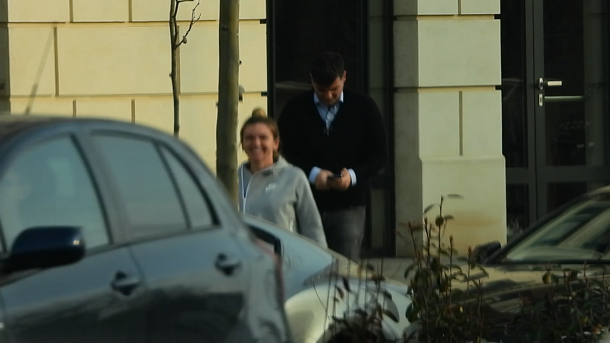 Simona și Toni râd cu poftă împreună și par să se țină de șotii