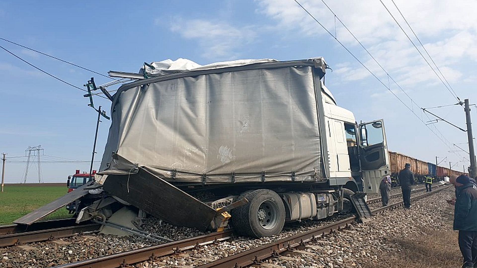 Accident grav în Ialomița. Un tren de marfă a lovit un TIR | FOTO + VIDEO