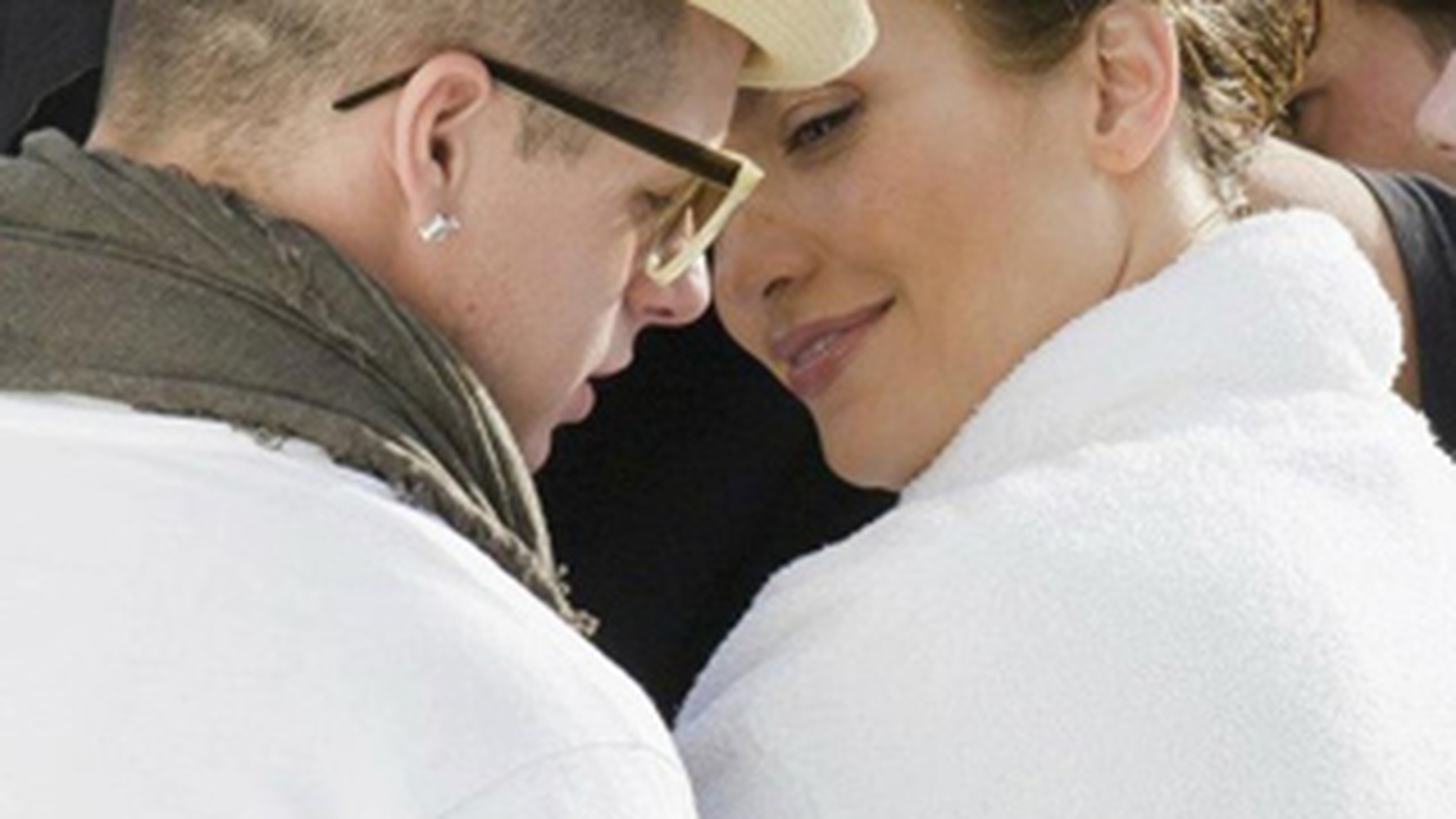 Jennifer Lopez, o noua sedinta foto incendiara in costum de baie cu decolteu adanc! De la makin of nu a lipsit iubitul ei, Casper!