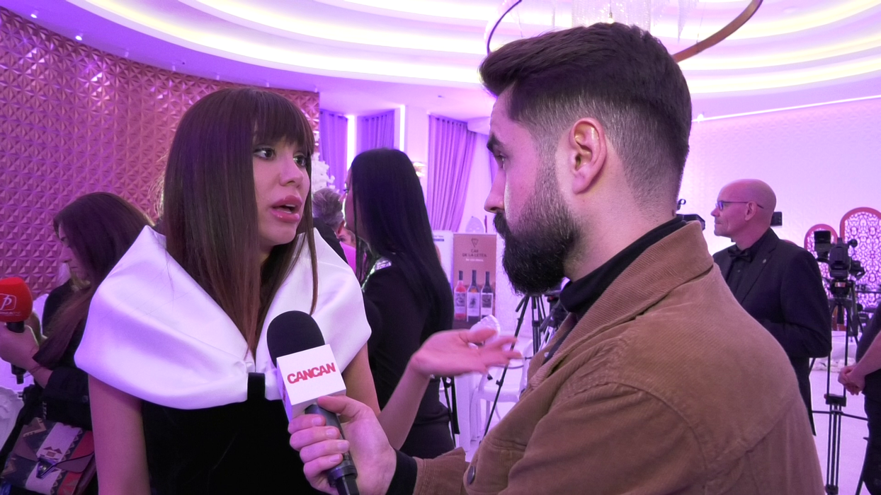 Denise Rifai: "Toate premiile din Univers pentru mine și echipa mea, merităm! Sunt foarte fericită, sunt foarte bucuroasă, merităm toate premiile. Muncim foarte mult, ne iubim publicul mai mult ca oricine și merităm. Aș vrea să luăm premiu în fiecare zi!" 