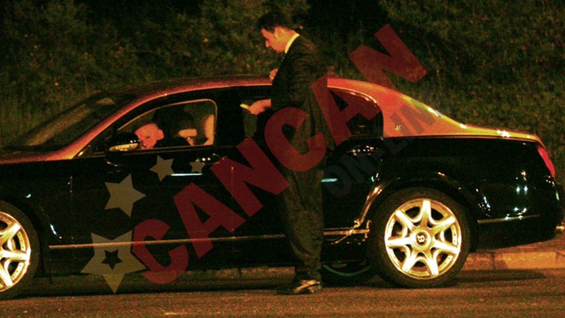 Iri ia masuri radicale atunci cand vrea sa conduca! Si-a abandonat soferul in mijlocul drumului!