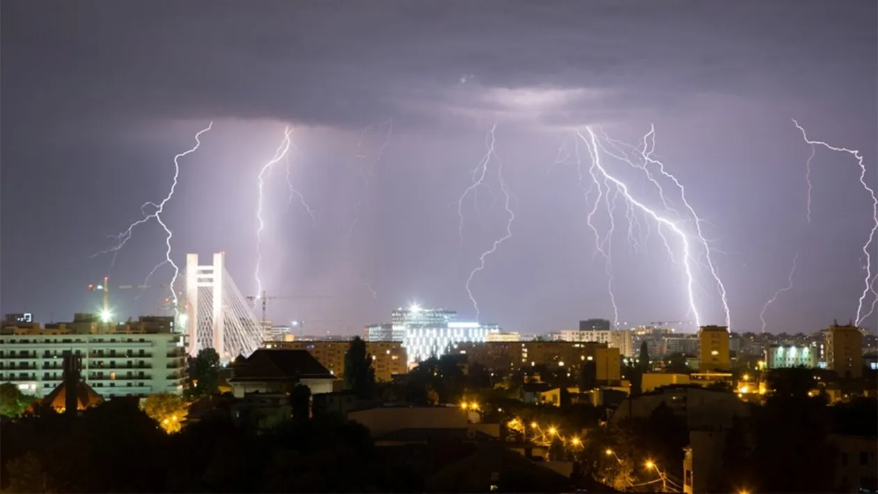Meteorologii Accuweather anunță 3 zile consecutive de furtuni electrice în București. Pe ce dată se întâmplă