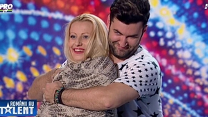 O tanara s-a dezbracat pe scena, a inceput sa danseze si a patit asta! Smiley a intervenit in forta!