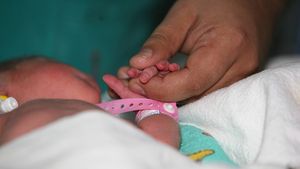 Caz revoltător la Iaşi! Un bebeluş este lăsat să moară în spital din cauza religiei!