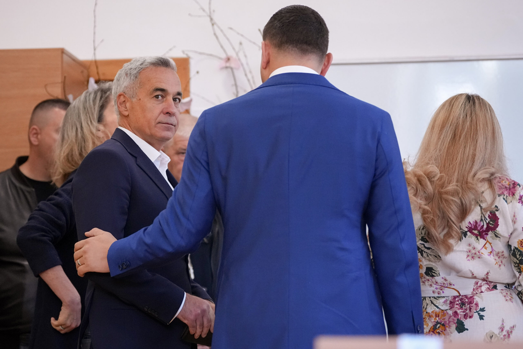 George Simion şi Călin Georgescu au votat alături de soţii! Motivul incredibil pentru care au fost SCOŞI AFARĂ din secţie