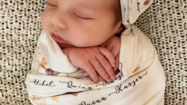 Celeba actriță Jewel Mischea a publicat prima imagine cu noul membru al familiei. Artista a adus pe lume o fetiță: ”O creatură cu mult păr pe cap, ochi mari...”