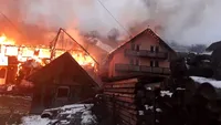 News Alert! Incendiu de amploare la Moieciu de Sus. Trei pensiuni au luat foc ca o torță