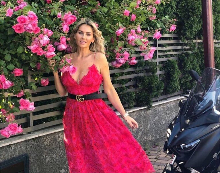 Andreea Bănică i-a înnebunit pe bărbați cu un decolteu amețitor și fără sutien. Ce i-a răspuns unui fan care i-a spus că s-a photoshopat