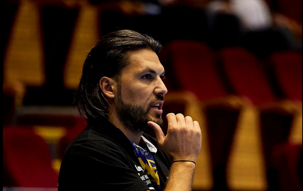 Mesajul optimist lui Adi Vasile, la Gala Mari Sportivi ProSport 2023, pentru naționala de handbal feminin prezentă la Mondiale: „E o încrucișare bună care ne dă speranțe. Cuvântul ușor nu există”. VIDEO