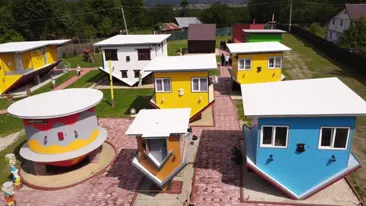 Cum arată satul răsturnat din Gorj. Cum sunt mobilate căsuțele la interior și când îl poți vizita