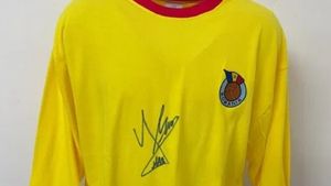 Cu cât se vinde pe OLX un tricou cu autograful lui Hagi. Poți să-ți cumperi o mașină second-hand