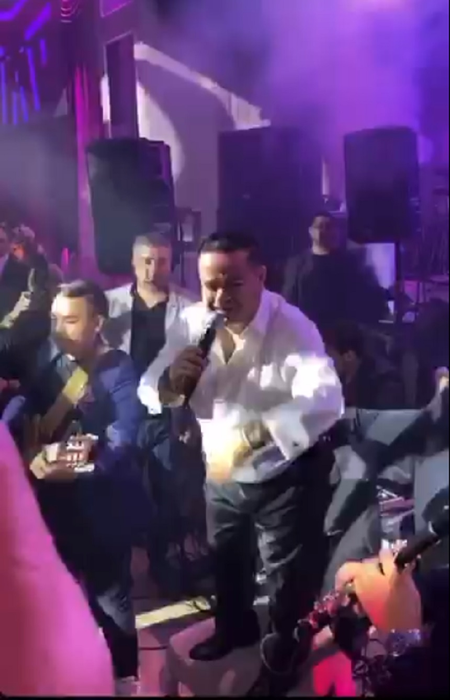 Adi Minune a cântat pe un scaun la o nuntă din Ardeal!