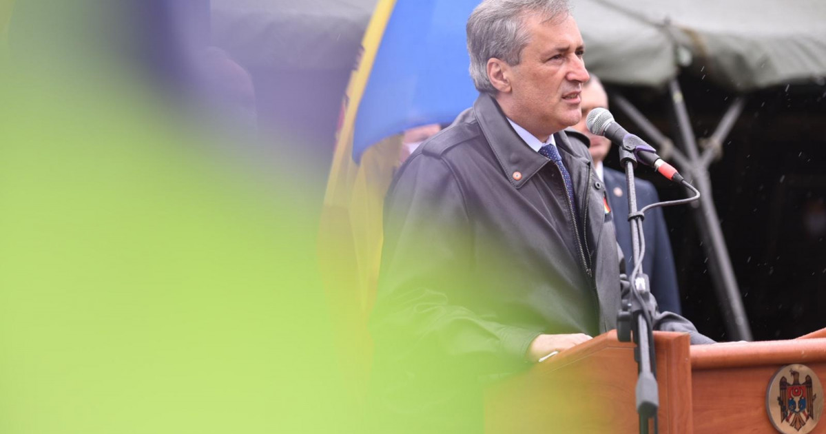 Geaca neagră de piele i-a adus lui Marcel Vela și supranumele de „ministrul Top Gun” / Sursă foto: captură video CANCAN.RO