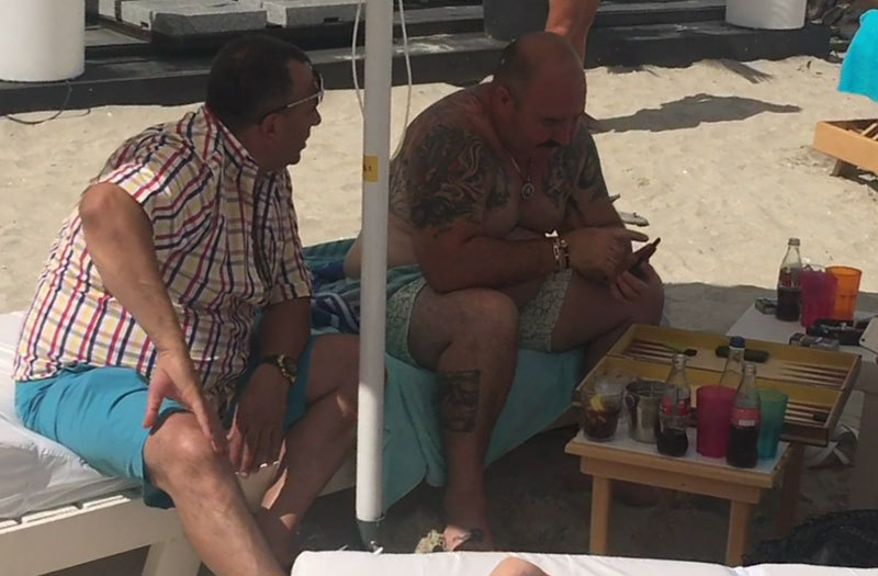Nuţu discută cu un prieten pe marginea unui subiect sensibil