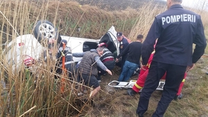 Tragedie pe DN 21, după ce două mașini s-au ciocnit și s-au răsturnat pe câmp. A fost solicitat elicopterul SMURD