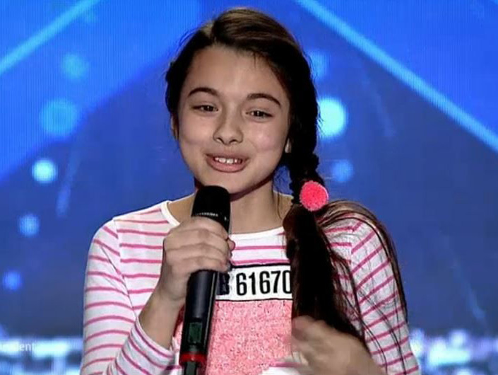 Laura Bretan s-a transformat într-o adolescentă frumoasă, care îşi urmează visul de a deveni o vedetă internaţională