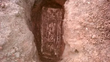 SOCANT! Cauta monede cand a dat peste un SICRIU vechi de 2.000 de ani! A INLEMNIT cand a vazut ce se afla INAUNTRU!