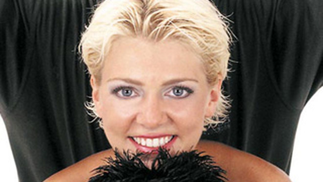 Dana Nalbaru a marcat a zecea schimbare de look: s-a facut portocalie! Vezi aici toate "incercarile" prin care a trecut parul ei din 2003 incoace