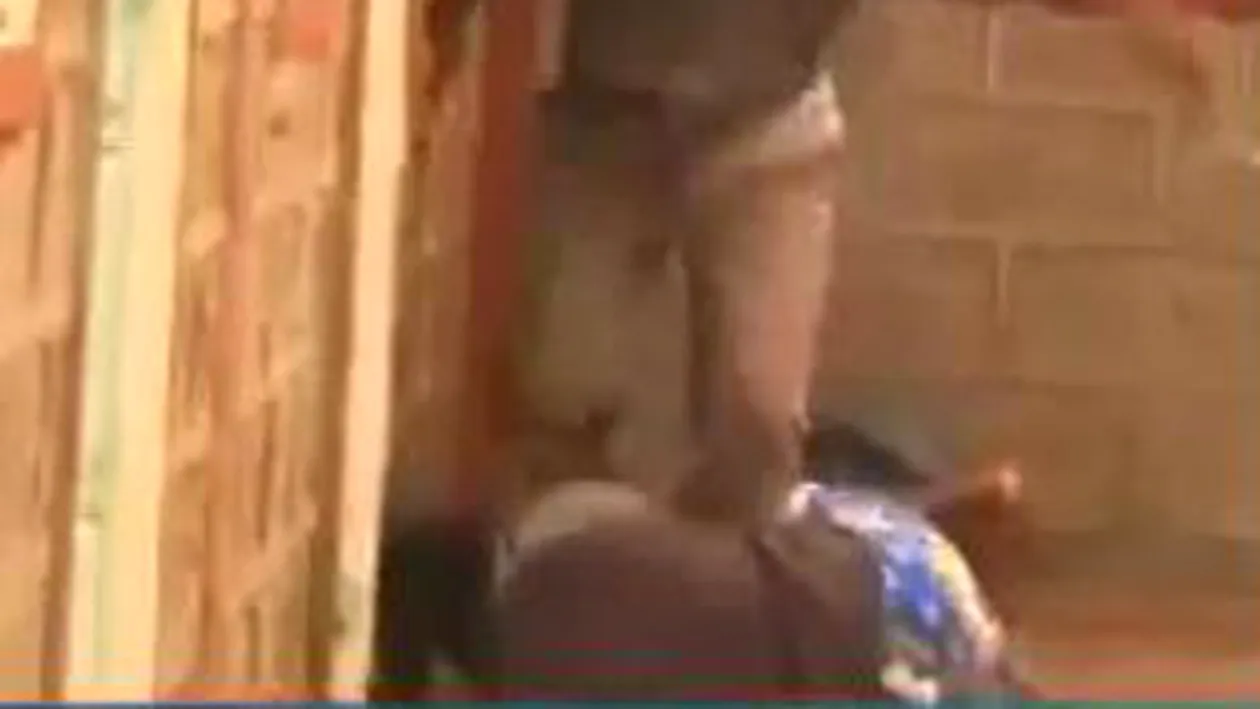 VIDEO Batuta cu cruzime! O femeie din Kenya a fost lovita cu piciorul numai in gura de sotul prins ca o insela!