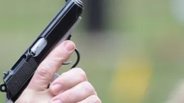 Un ofiter SRI s-a impuscat din greseala in gat in timp ce se afla la antrenamente. Este paralizat complet