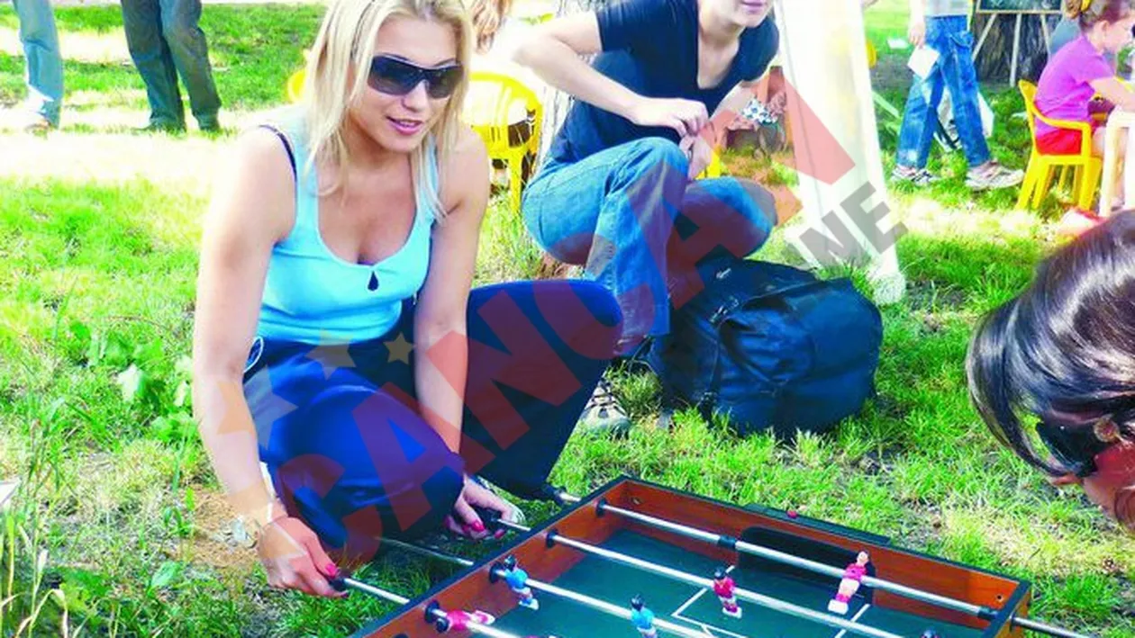 Monica Rosu s-a jucat printre copii in parc