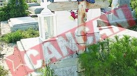 Afise electorale pe crucile din cimitir