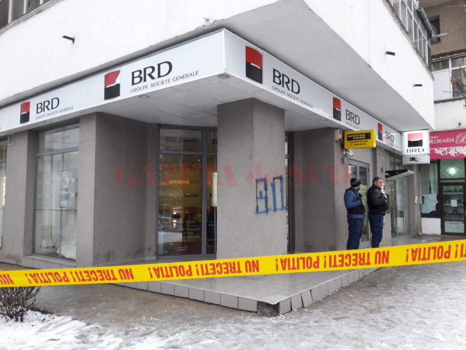 Jaf armat la sucursala unei bănci din Craiova! Câți bani a reușit să hoțul să ia
