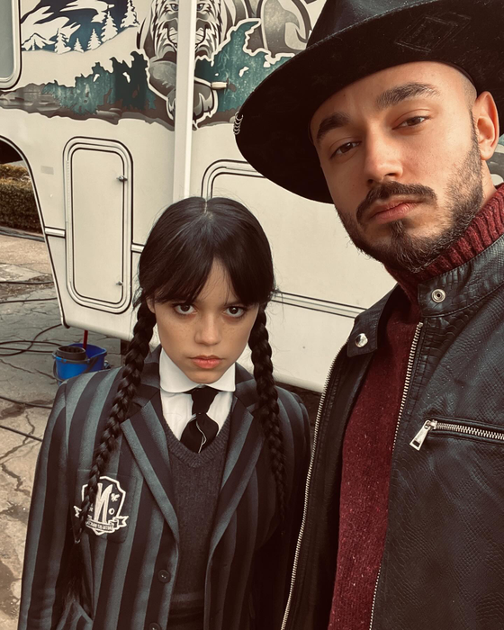Victor Dorobanțu va juca și în al doilea sezon al serialului Wednesday! Imagini din culise cu actorul și starurile de la Hollywood