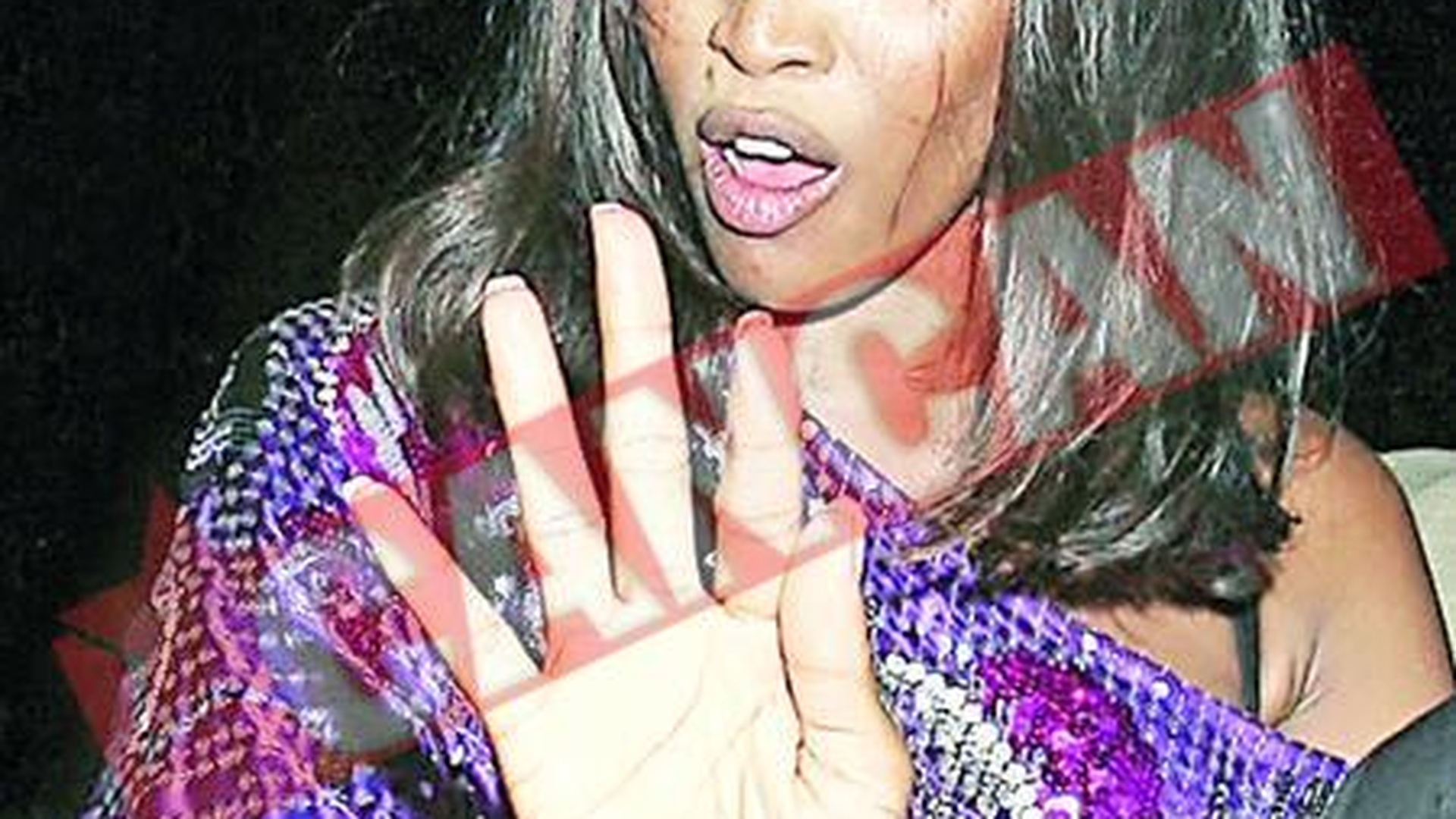 Naomi a lovit un politist