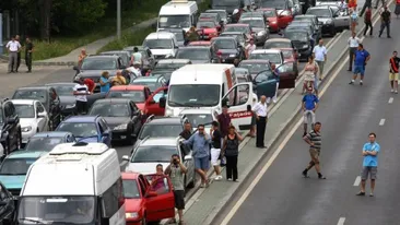 DN1 a fost blocat, după ce două TIR-uri şi-un autocar s-au izbit