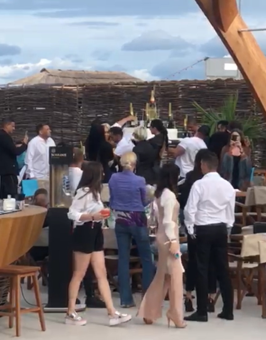 Ilie & Brigitte au “negociat” împăcarea 
cu o piramidă de șampanie