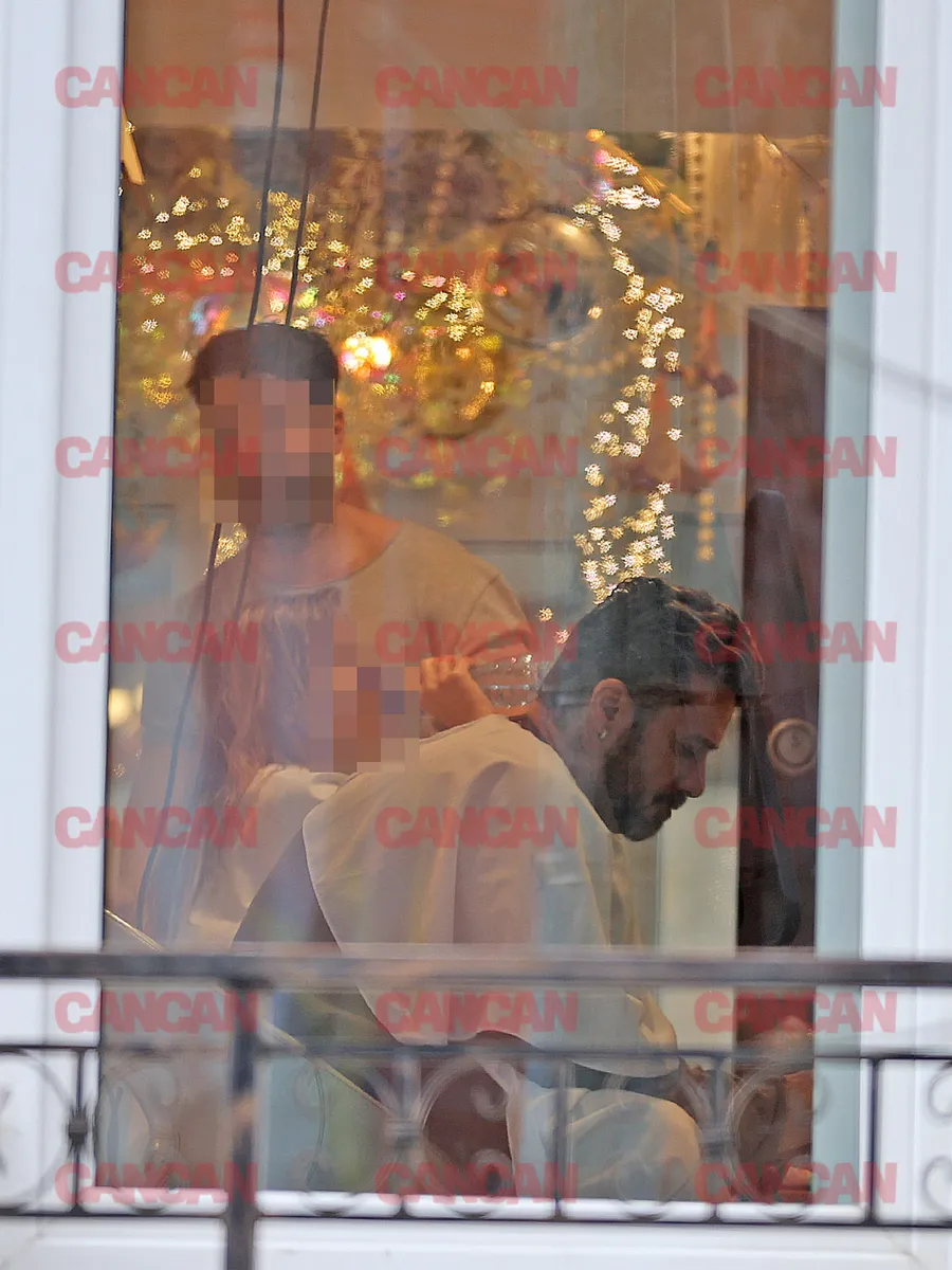 Tavi Clonda a așteptat cuminte pe scaunul hairstilistului, în timp ce acesta îi aranja freza