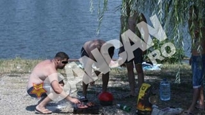 In cel mai calduros weekend din an, bucurestenii au iesit la iarba verde! Fetele au facut topless, baietii au incins gratarul, iar cei mai in varsta au stat la plaja!