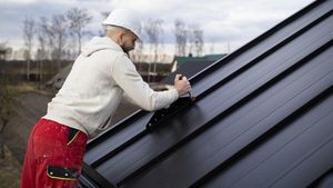 (P) Sistemele de fixare, piesele invizibile care definesc rezistența unui acoperiș complet