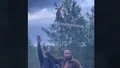 VIDEO Rus versus pin: un bărbat a încercat să arboreze un steag uriaș al URSS în copac, dar a căzut de la înălțime după ce vârful s-a r