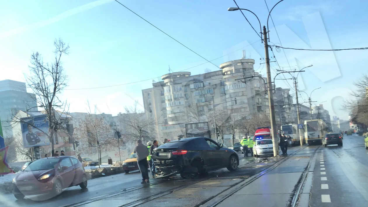 Atentie la neatentie! Un bolid de lux a fost scos de pe carosabil dupa ce..