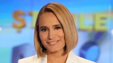 Fotografii rare! Andreea Esca, sexy in piscina alaturi de colegele ei de munca! Uite cat de bine arata vedeta TV in costum de baie