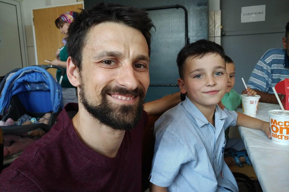 Un campion mondial la gimnastică aerobică, printre copiii străzii! Imaginile te vor face să ai lacrimi în ochi