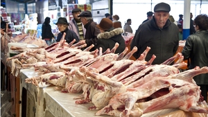 Mielul, nelipsit de pe masa românilor de Paşte! Cât costă un kilogram de carne în pieţe