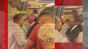 Traian Băsescu și-a pierdut toate privilegiile, dar nu-i bai! CANCAN.RO l-a întâlnit în avion în timp ce...