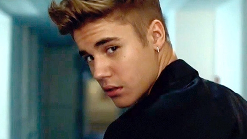 Justin Bieber, lipsit de bun simt, arogat si ignorant! Si-a batut joc de avocati cu raspunsurile sale in timpul marturiei