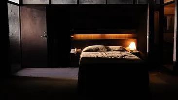 Cel mai negru cosmar devenit REALITATE! Ce a VAZUT un barbat cand s-a uitat sub patul din dormitor! Era sa lesin de frica