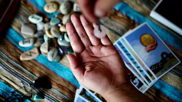 Horoscop rune 5 ianuarie 2026. Laguz inversată: ziua în care efortul nu aduce rezultate