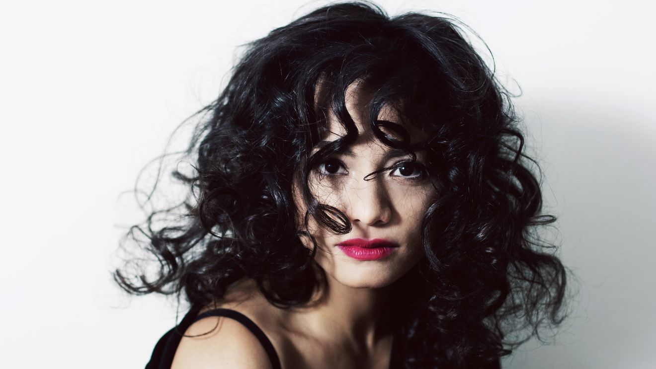 Nu ai cum să nu ştii anunţul "Executăm puţuri", e pe toţi stâlpii! L-am prins pe cel care lipeşte afişele! Aşa ţi-l imaginai?