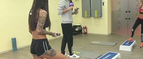Roxana Vancea, ipostaze de infarct! Şi-a arătat fundul în direct la tv